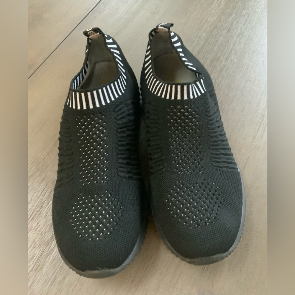Tiosebon Slip on Walking Shoe. Size 8.5
